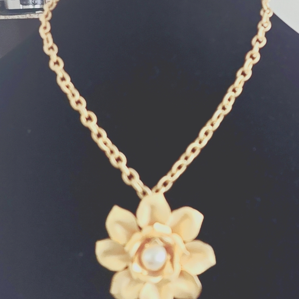 Vintage Gold Petal & Pearl Necklace Matte. 0243